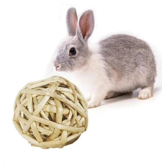 Braided natural grass chew ball for small pets, 7cm toy for guinea pigs, rabbits, and hamsters.