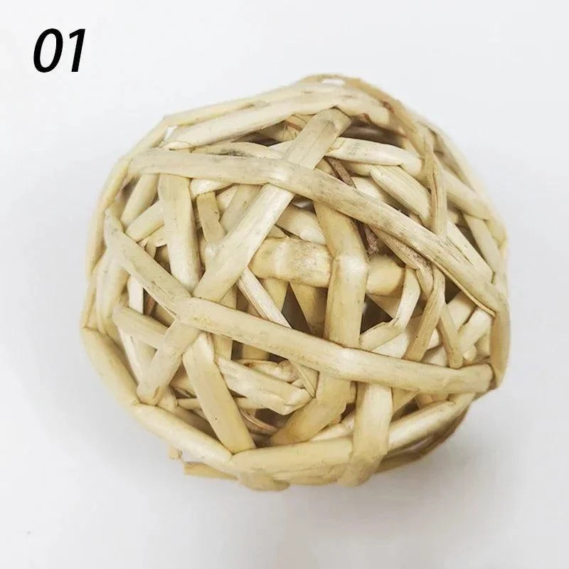 Braided natural grass chew ball for small pets, 7cm toy for guinea pigs, rabbits, and hamsters.