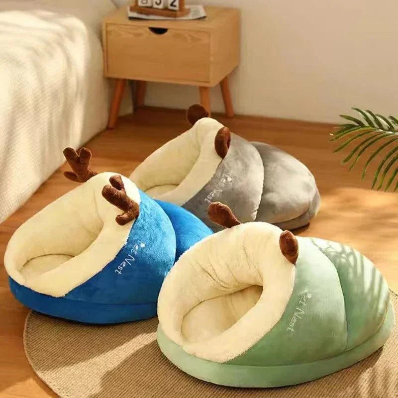 MADDEN warm pet slipper-shaped bed for small dogs and cats, breathable, foldable, machine washable.