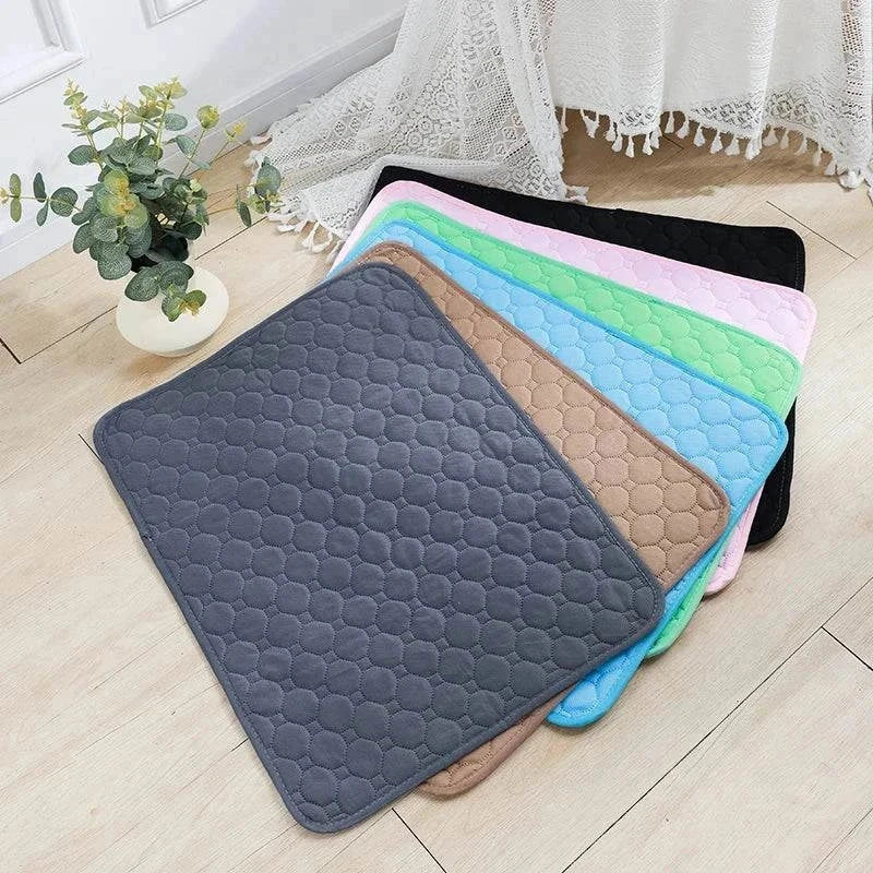 Reusable absorbent dog pee pad blanket, washable training pad for dogs, waterproof and multi-purpose for home and travel.