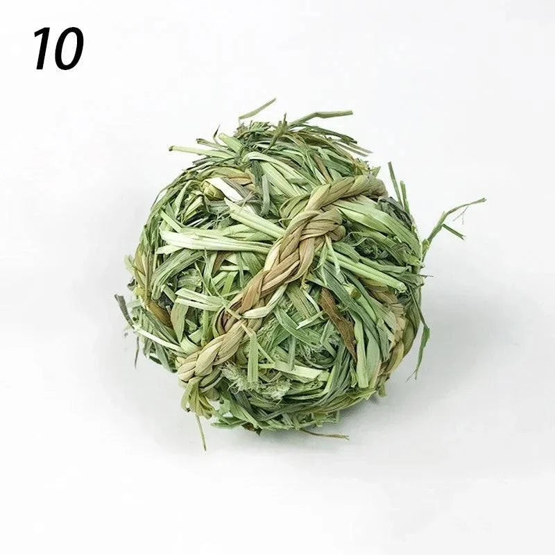 Braided natural grass chew ball for small pets, 7cm toy for guinea pigs, rabbits, and hamsters.