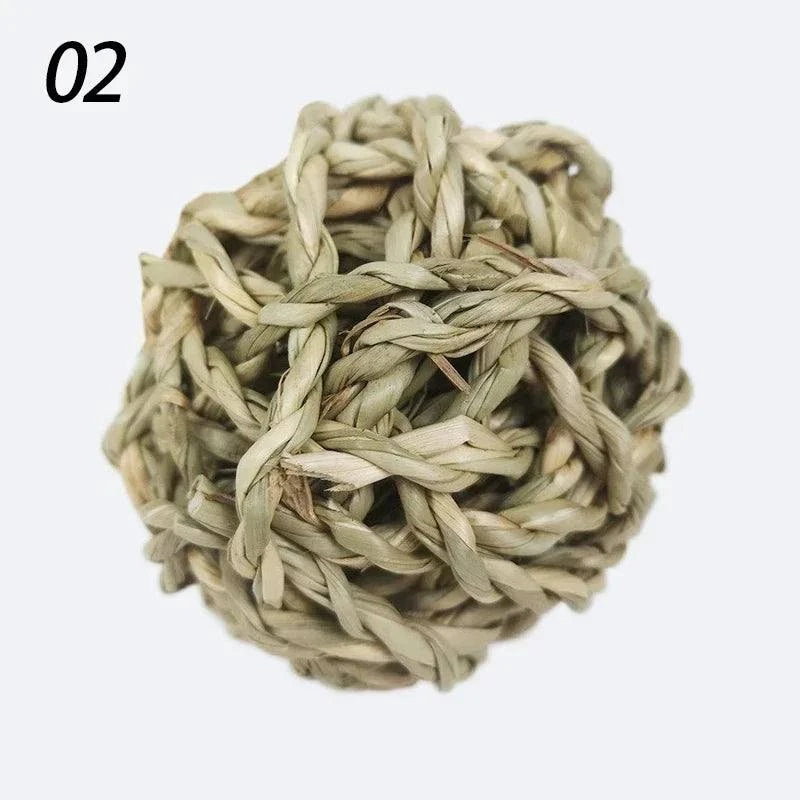Braided natural grass chew ball for small pets, 7cm toy for guinea pigs, rabbits, and hamsters.